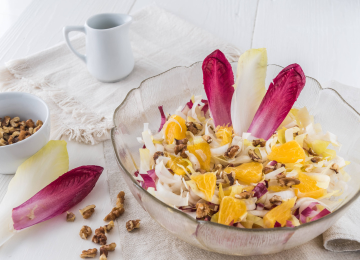 Chicorée-Salat mit Orange und Walnüssen
